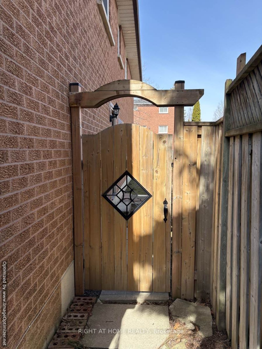 571 Roselaire Trail Lower