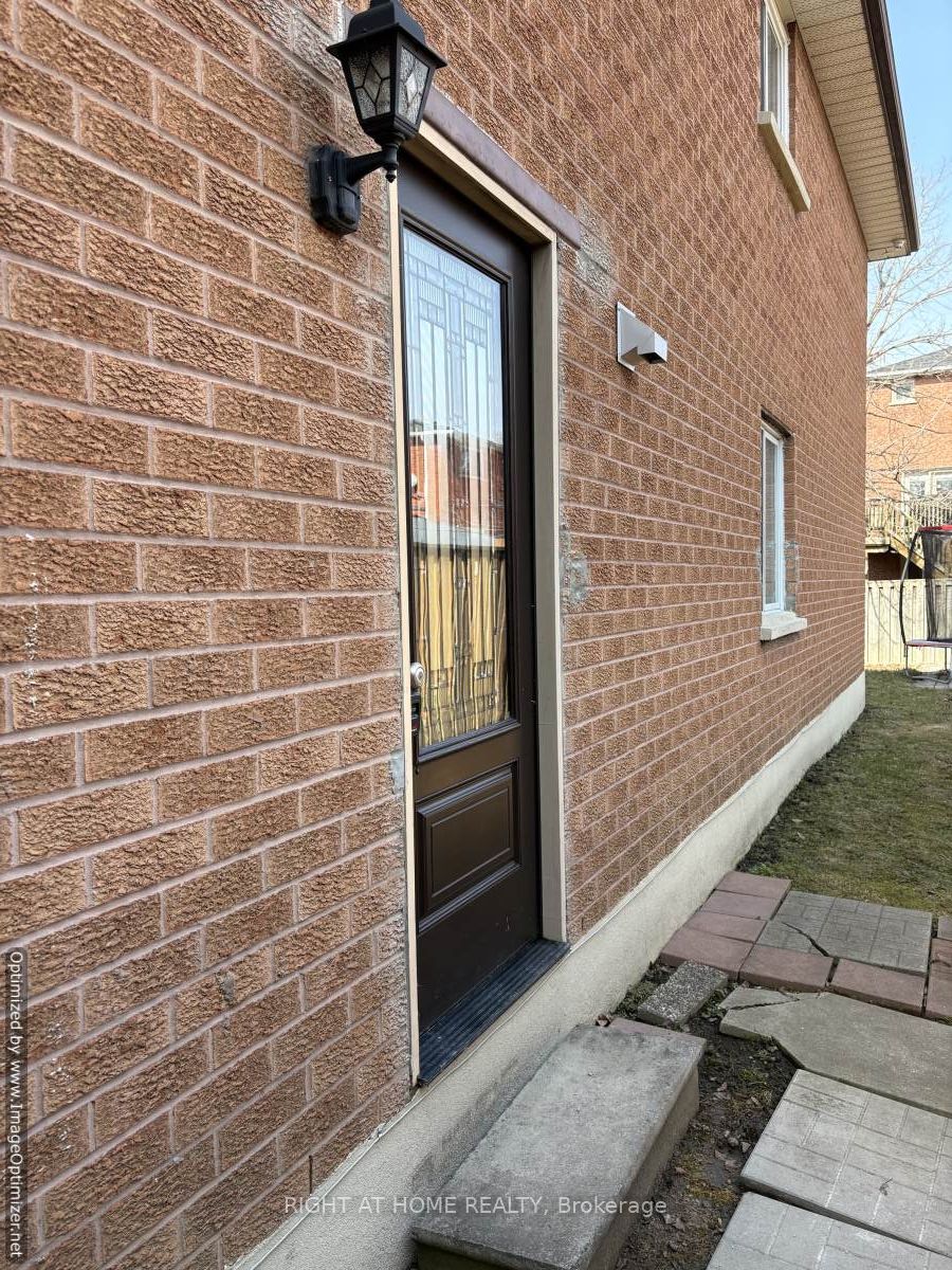 571 Roselaire Trail Lower