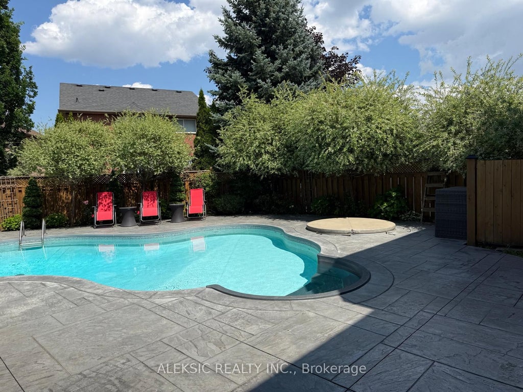 Photo of 33 Hillpath Crescent, Brampton, ON L6Z 4T7 (MLS # W13646328)