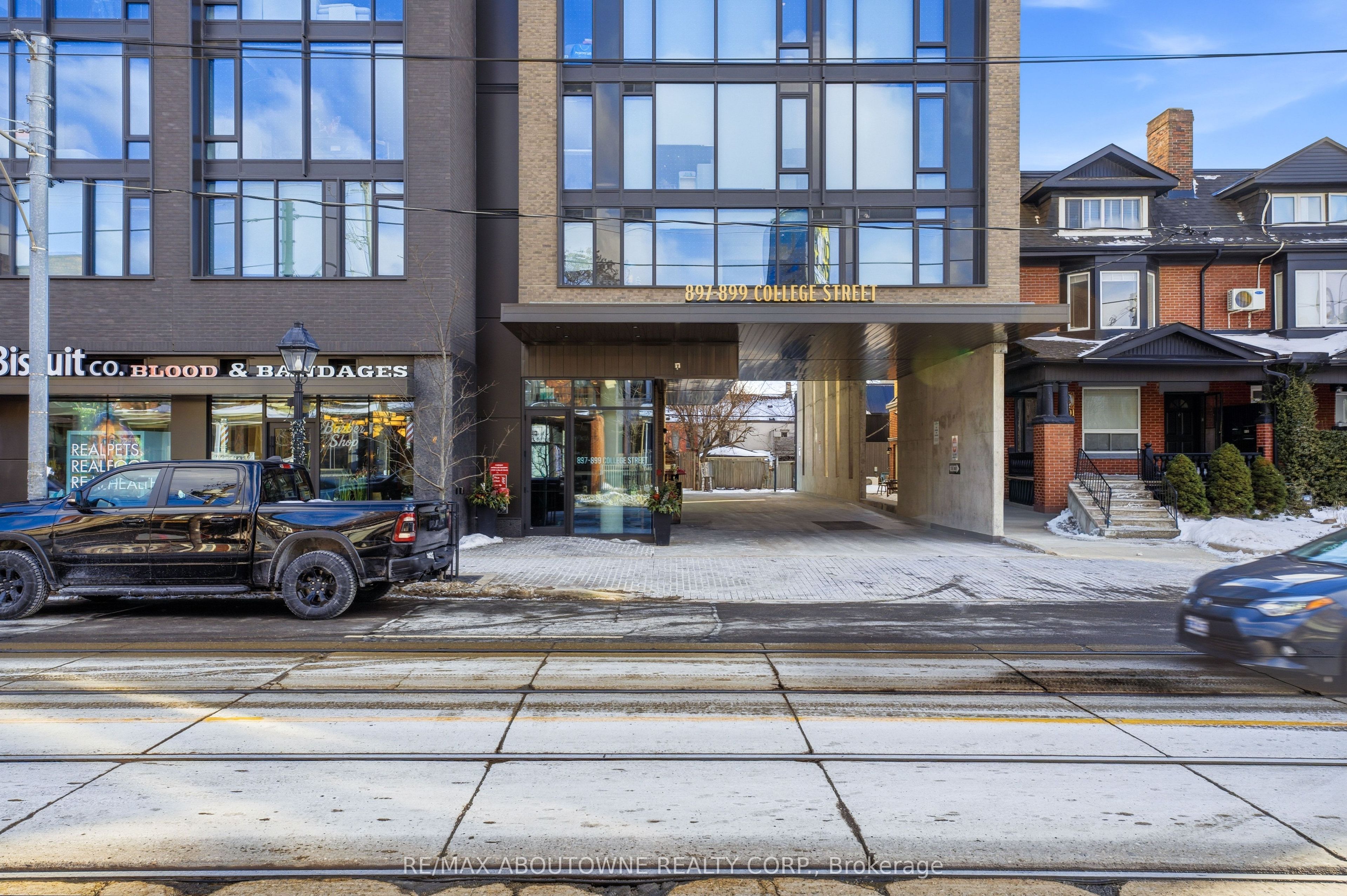 899 College Street PH619