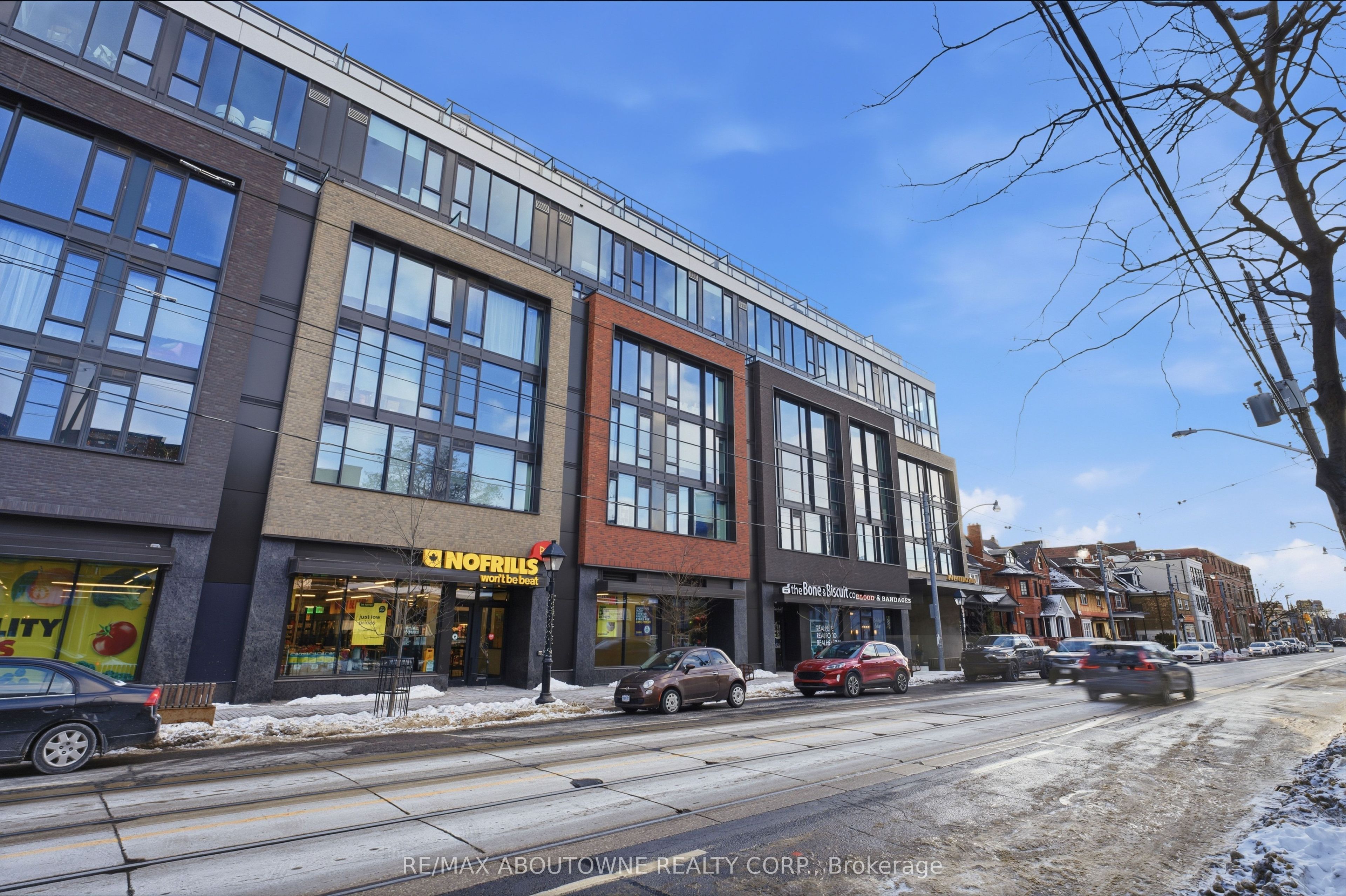 899 College Street PH619