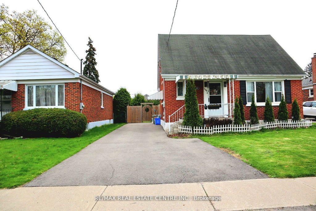 Photo of 401 Elgin Street E, Oshawa, ON L1G 1V1 (MLS # E13524868)