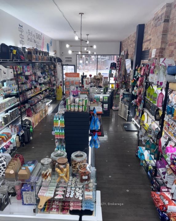 2741 Dundas Street W