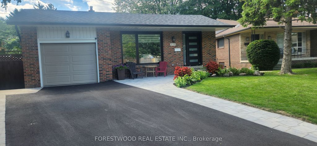 Photo of 2185 Wyton Court, Mississauga, ON L4Y 1X3 (MLS # W12650004)