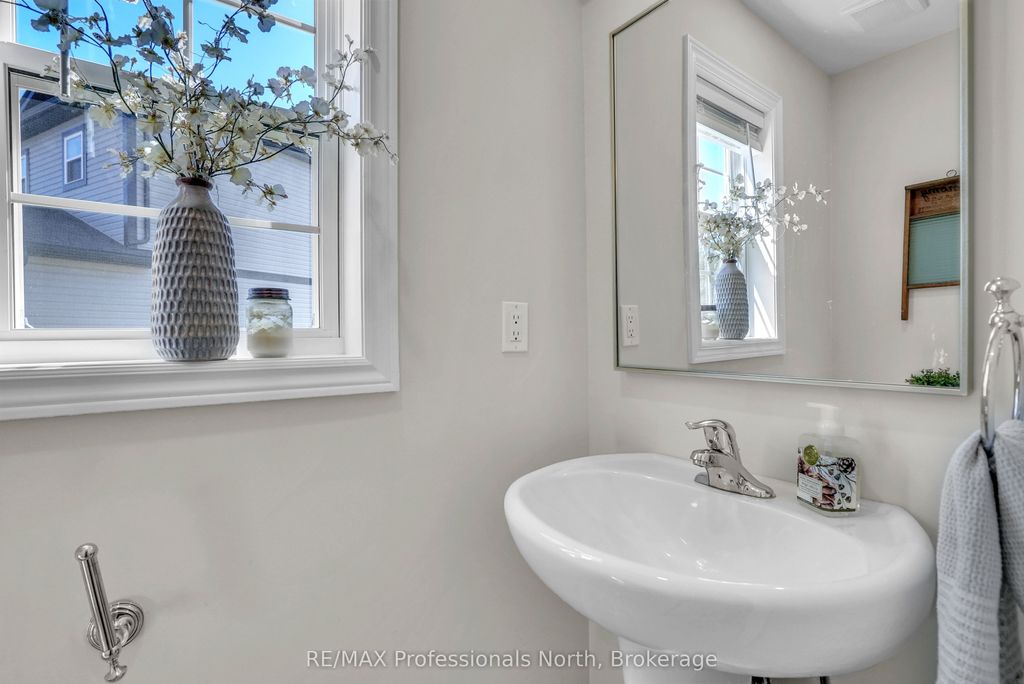 Photo of 33 Whitehorn Park Road W, Bracebridge, ON P1L 1W9 (MLS # X13023360)