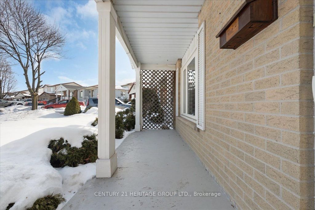 Photo of 126 Garden Crescent, Hamilton, ON L8V 4T4 (MLS # X12803968)