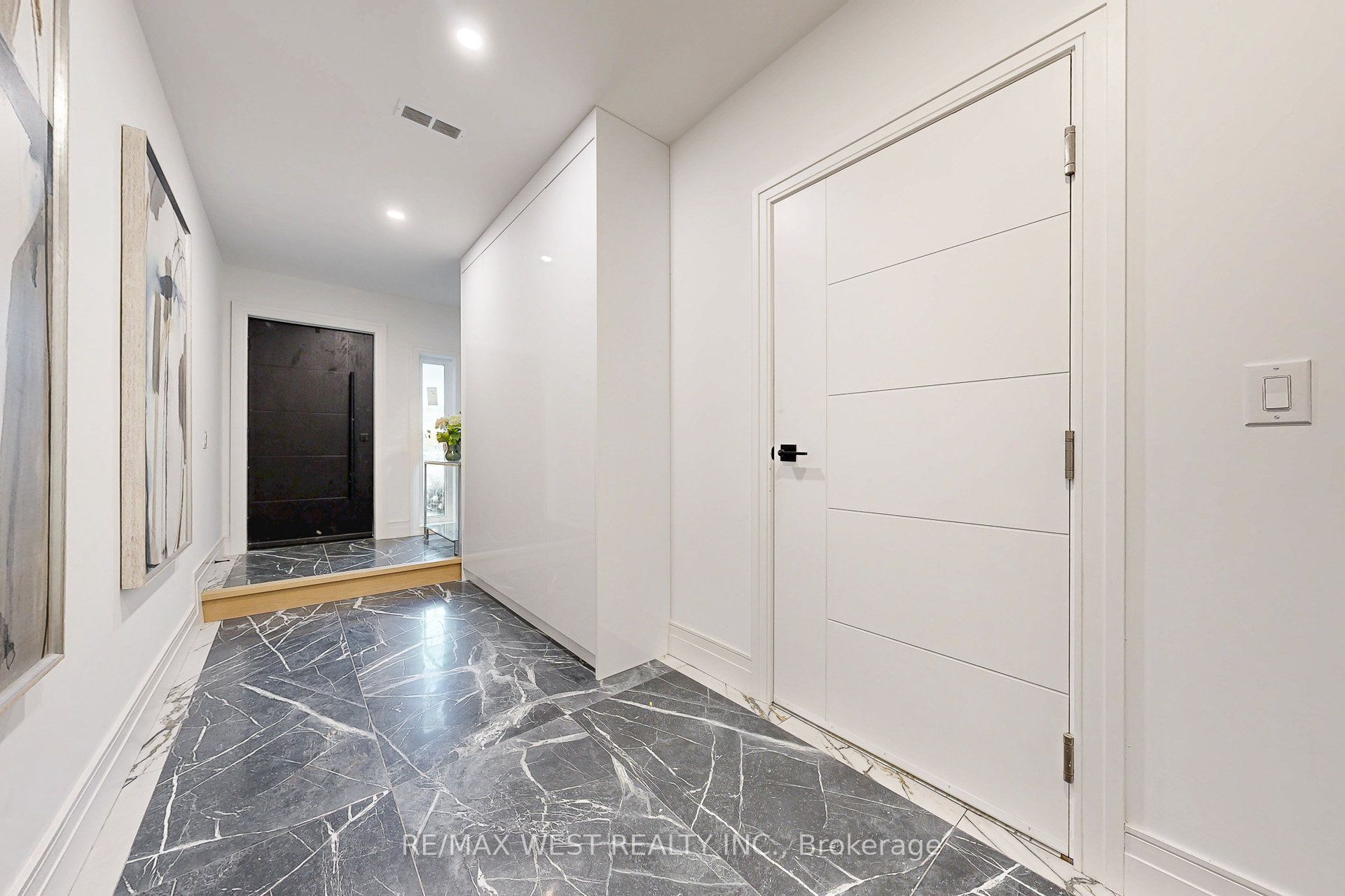 2639R Dundas Street W 2