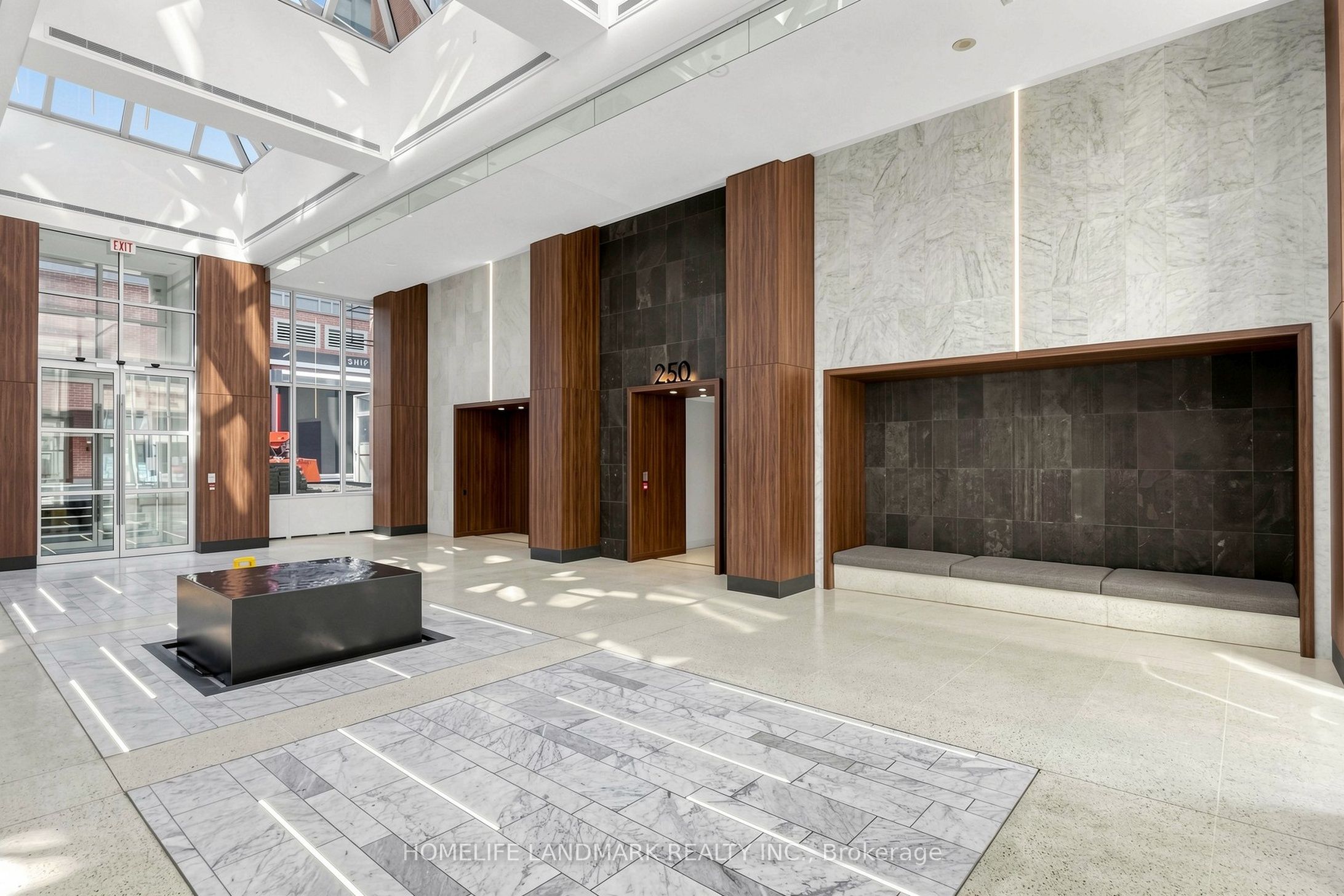 270 wellington Street W 1124