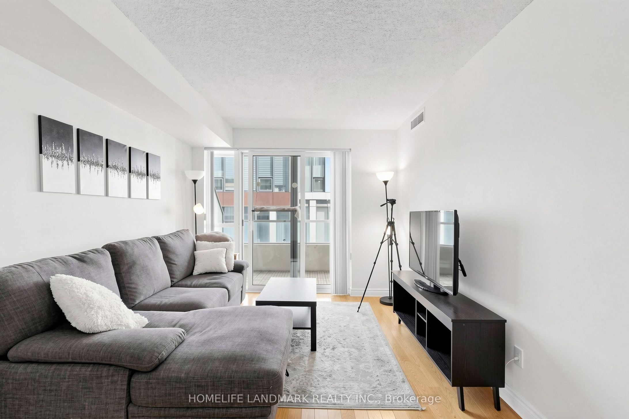 270 wellington Street W 1124