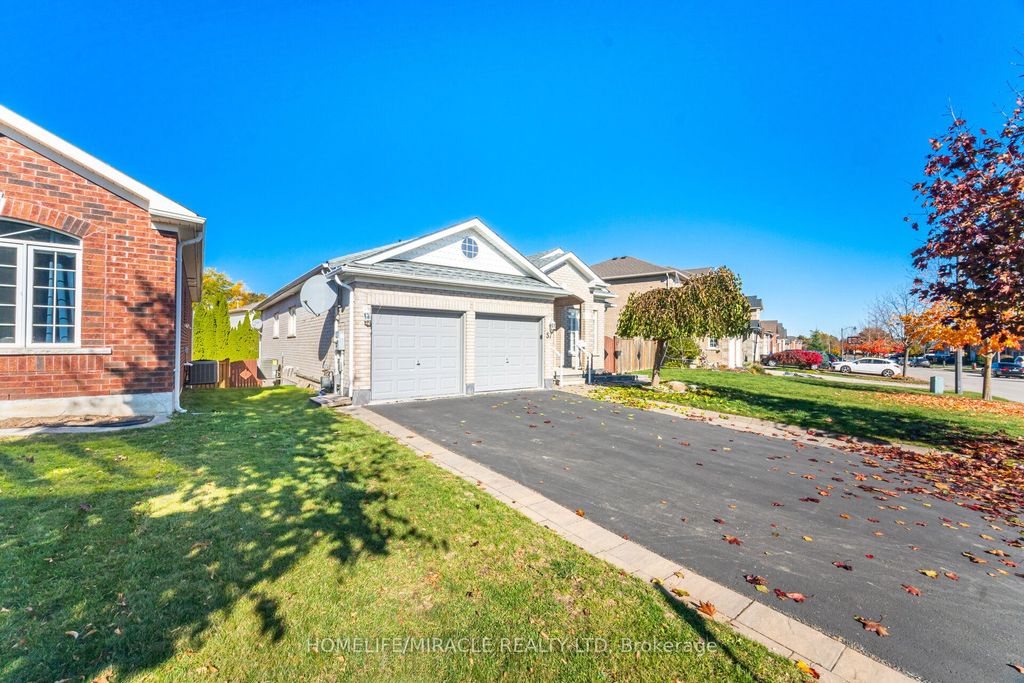 Photo of 57 Bronze Crescent, Bradford West Gwillimbury, ON L3Z 0B1 (MLS # N12498290)