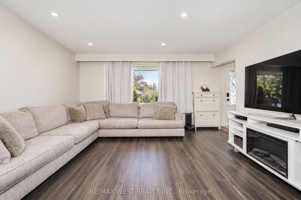Photo of 218 Quetico Avenue, Oshawa, ON L1J 1G1 (MLS # E14032372)