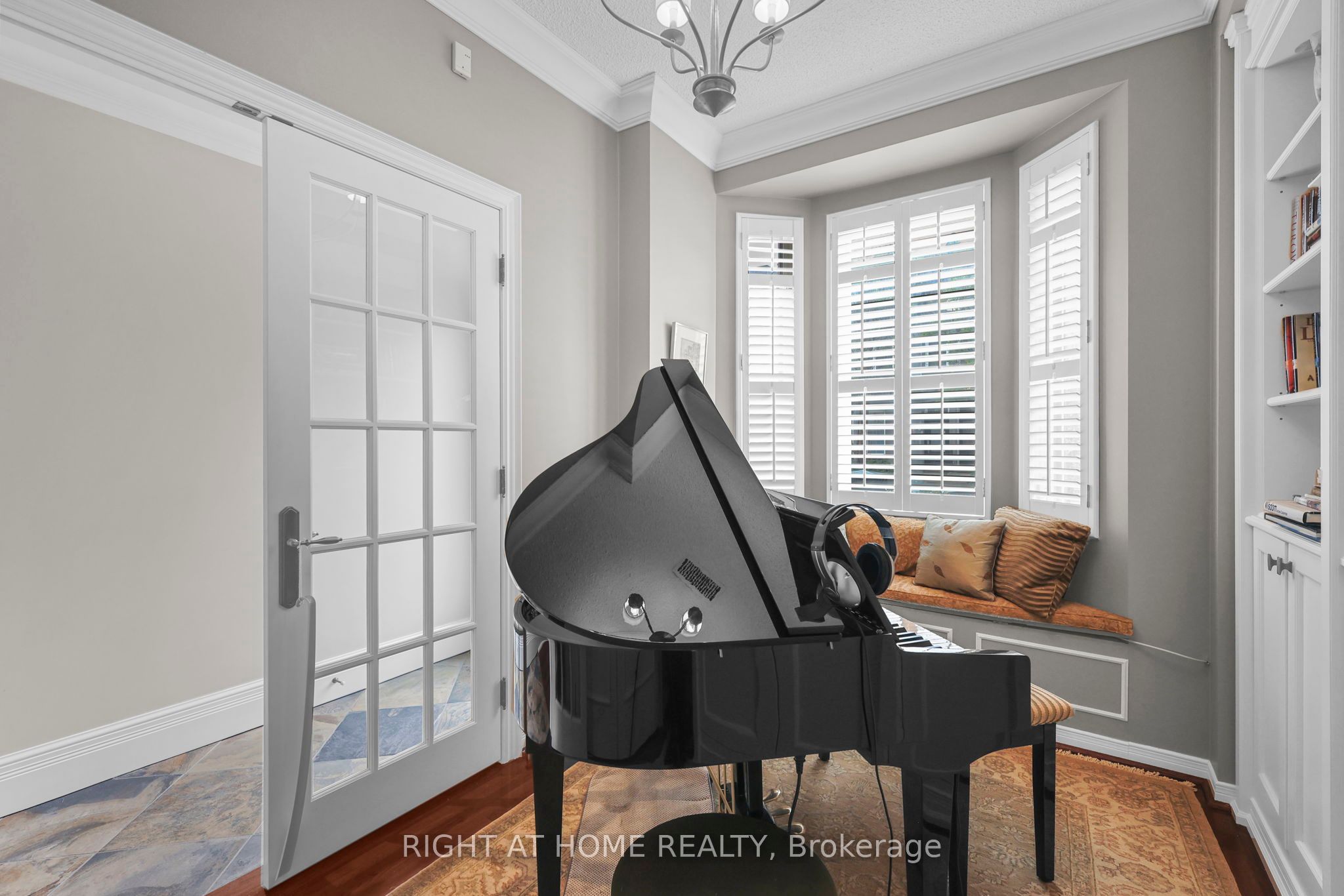 636 Wellington Street W