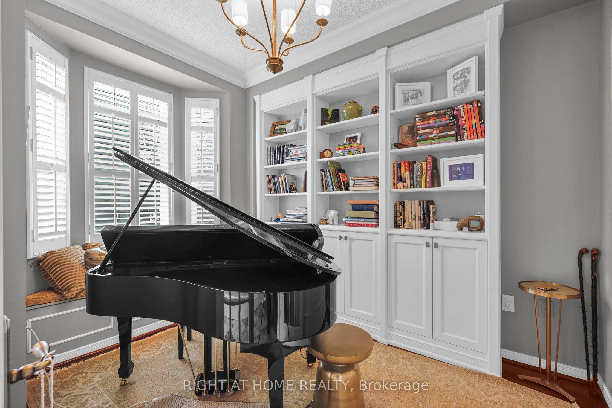 636 Wellington Street W