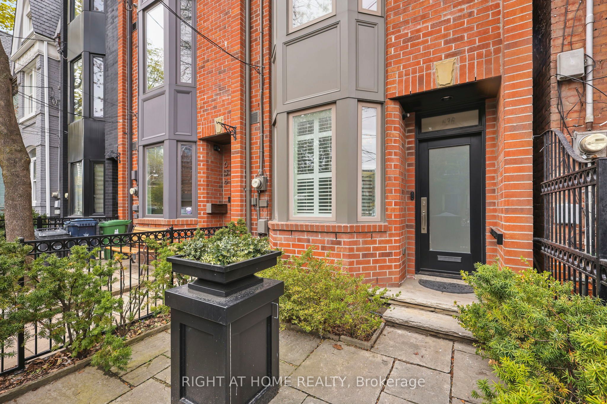 636 Wellington Street W