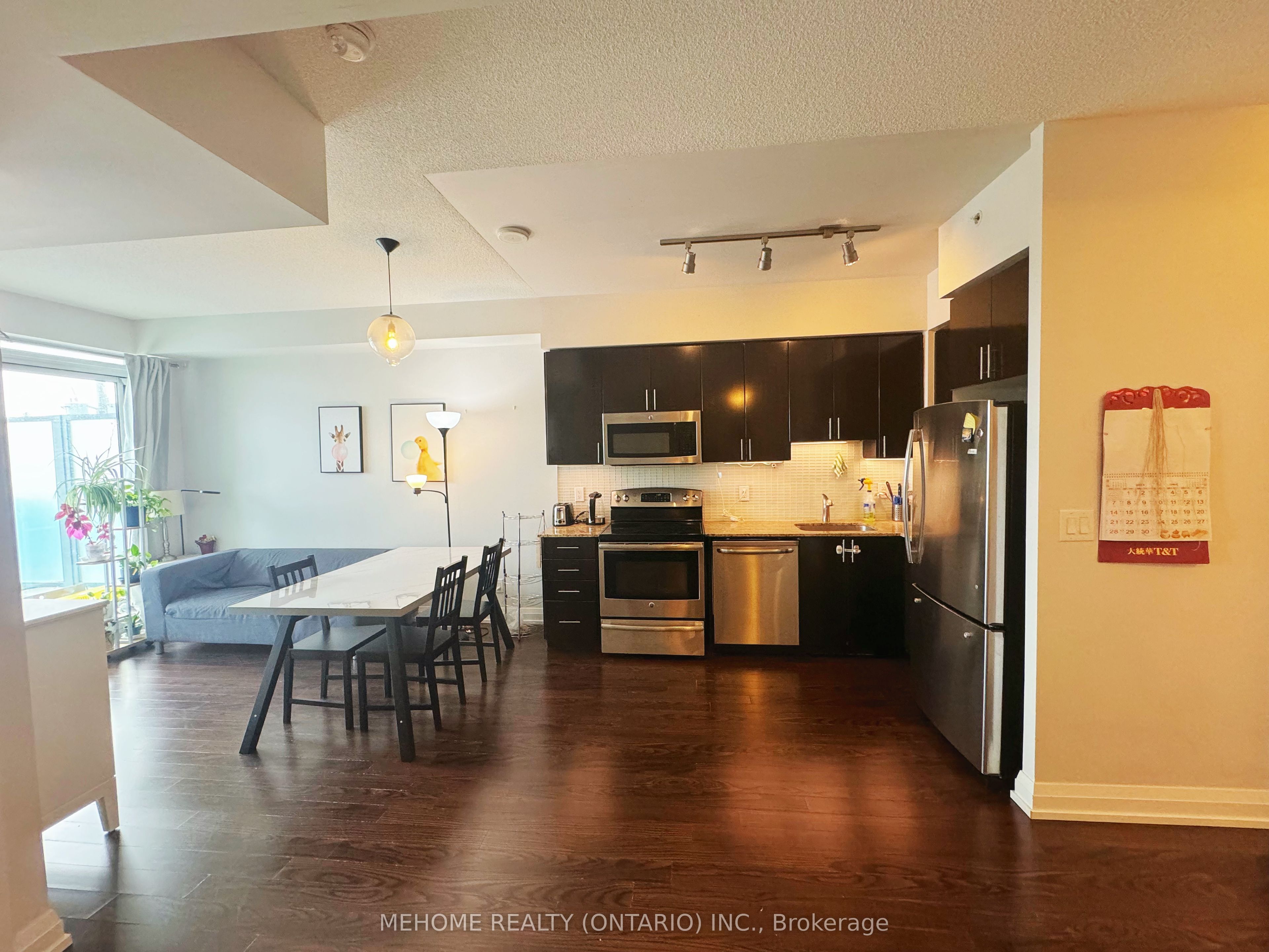 7167 Yonge Street 201