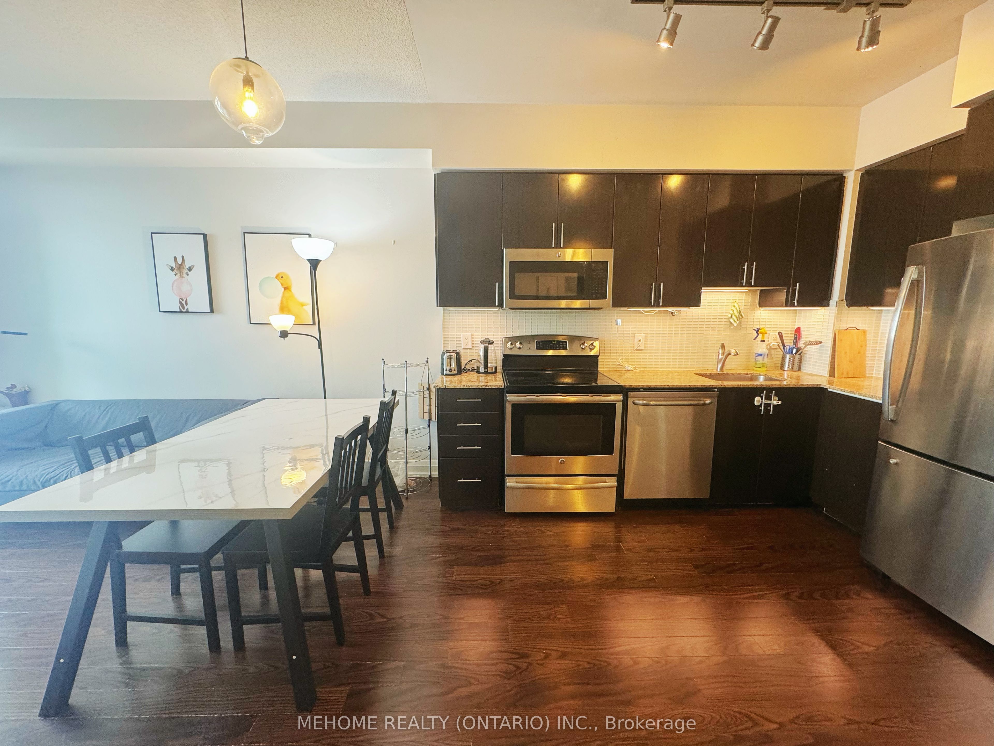 7167 Yonge Street 201