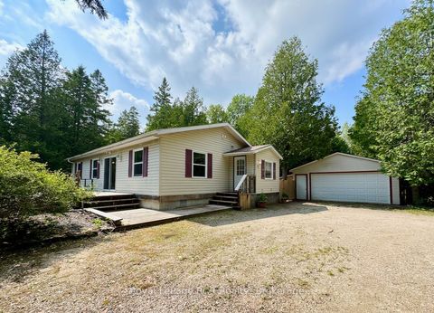 Photo of 323 East Road, Northern Bruce Peninsula, ON N0H 1W0 (MLS # X12470753)