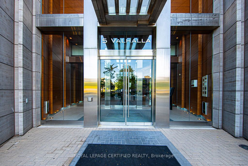 Photo of 5 Valhalla Inn Road #809, Toronto, ON M9B 0B1 (MLS # W13050546)