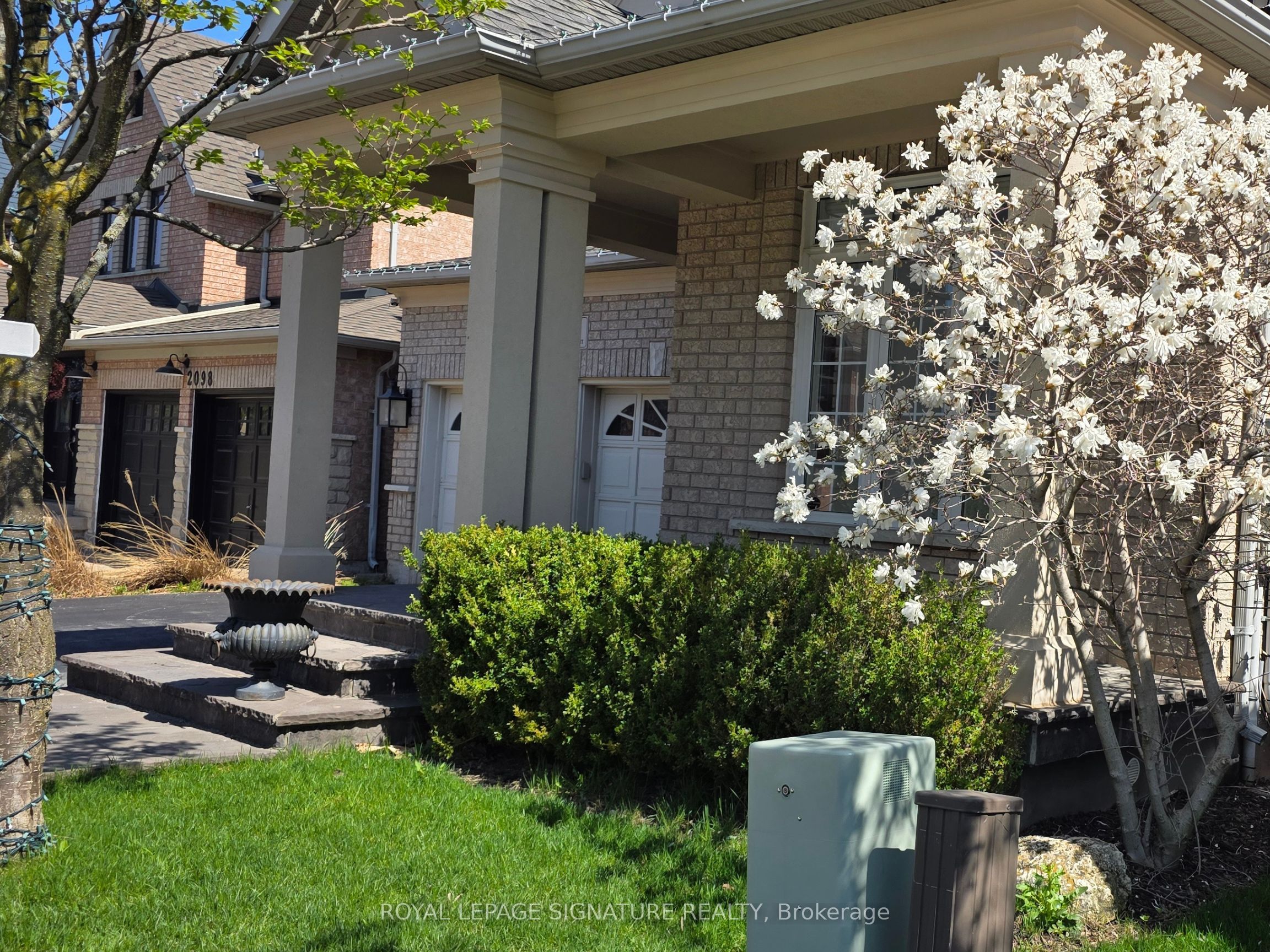 2096 Newell Crescent