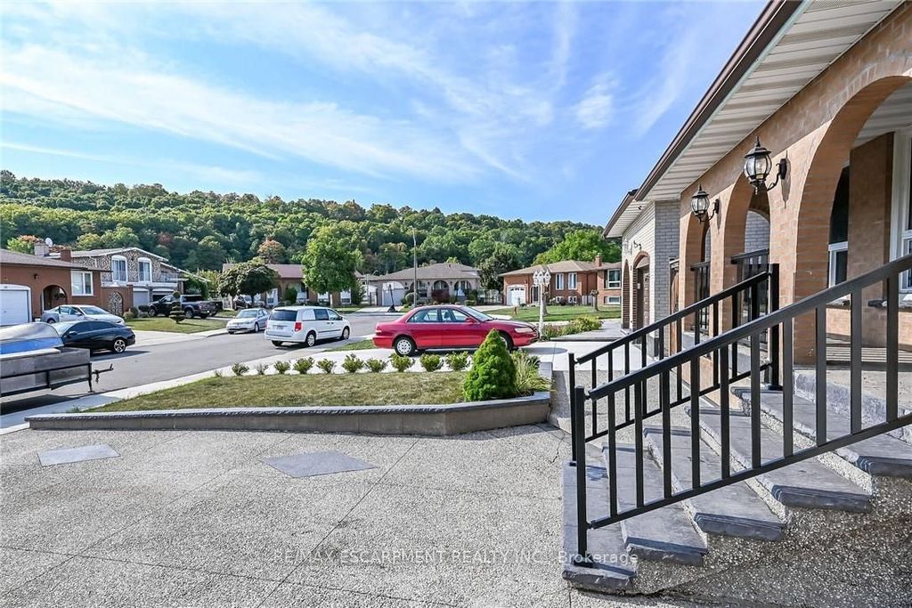 Photo of 28 Tara Court, Hamilton, ON L8K 6E6 (MLS # X12830390)