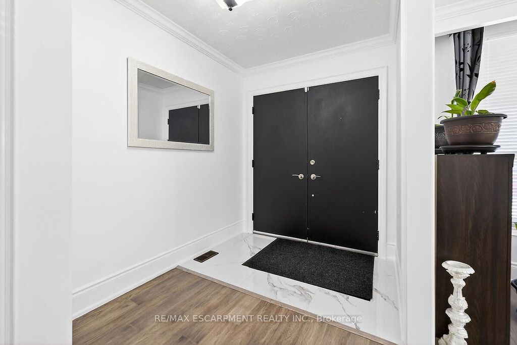 Photo of 28 Tara Court, Hamilton, ON L8K 6E6 (MLS # X12830390)