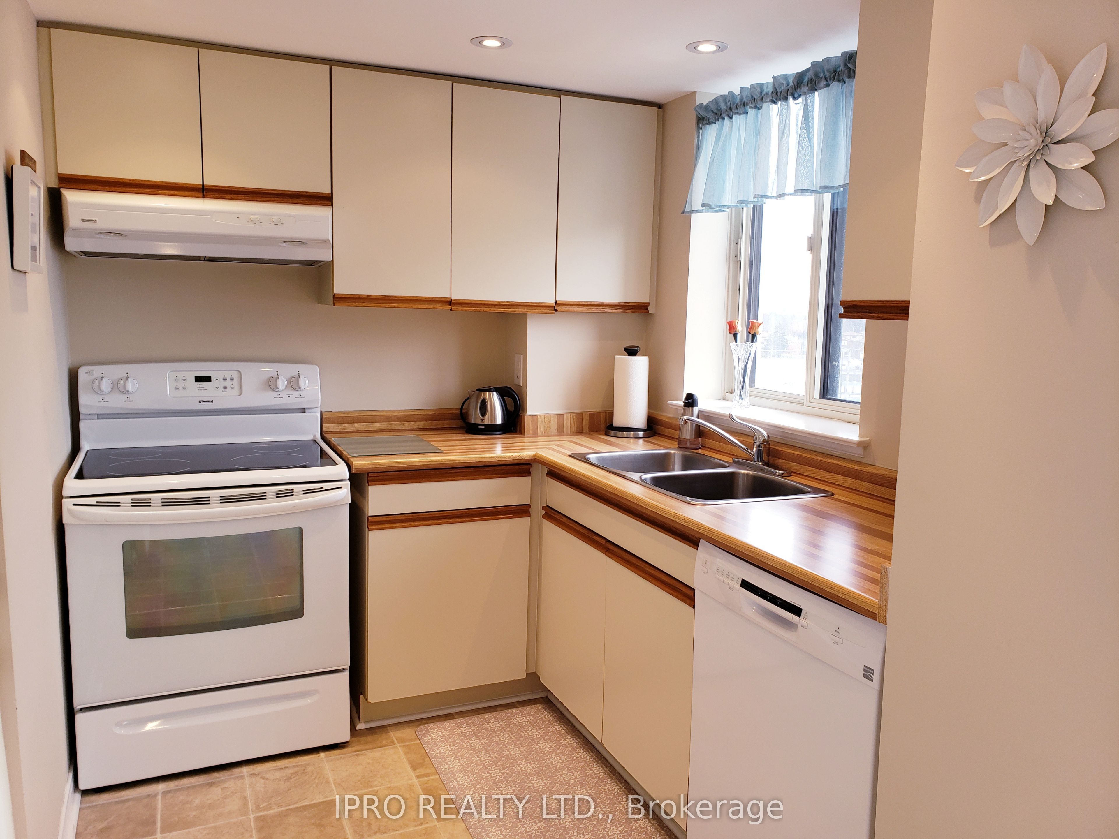 1360 Rathburn Road E 808