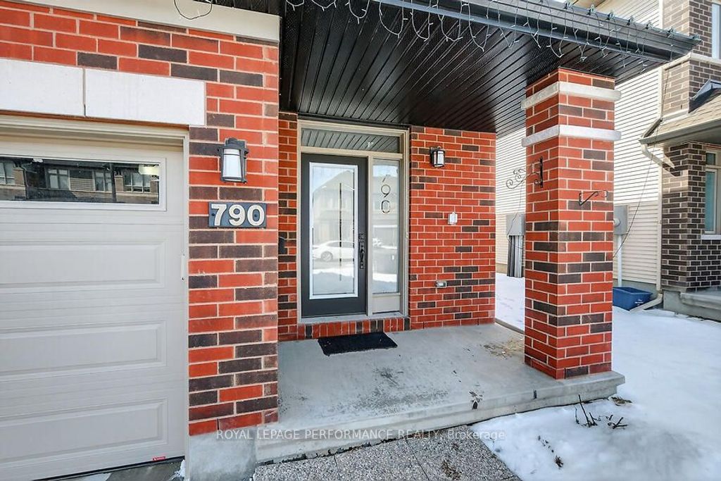 Photo of 790 Cairn Cres Crescent E, Orleans - Convent Glen and Area, ON K1W 0P7 (MLS # X13073352)