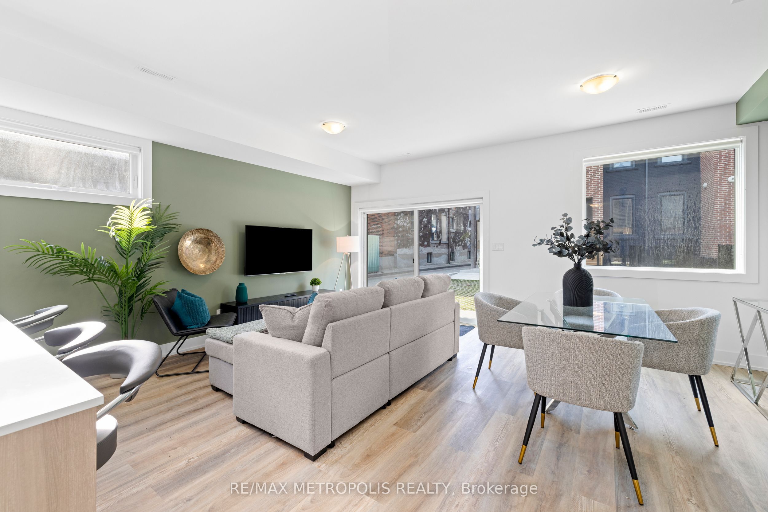 447 Lansdowne Avenue Laneway