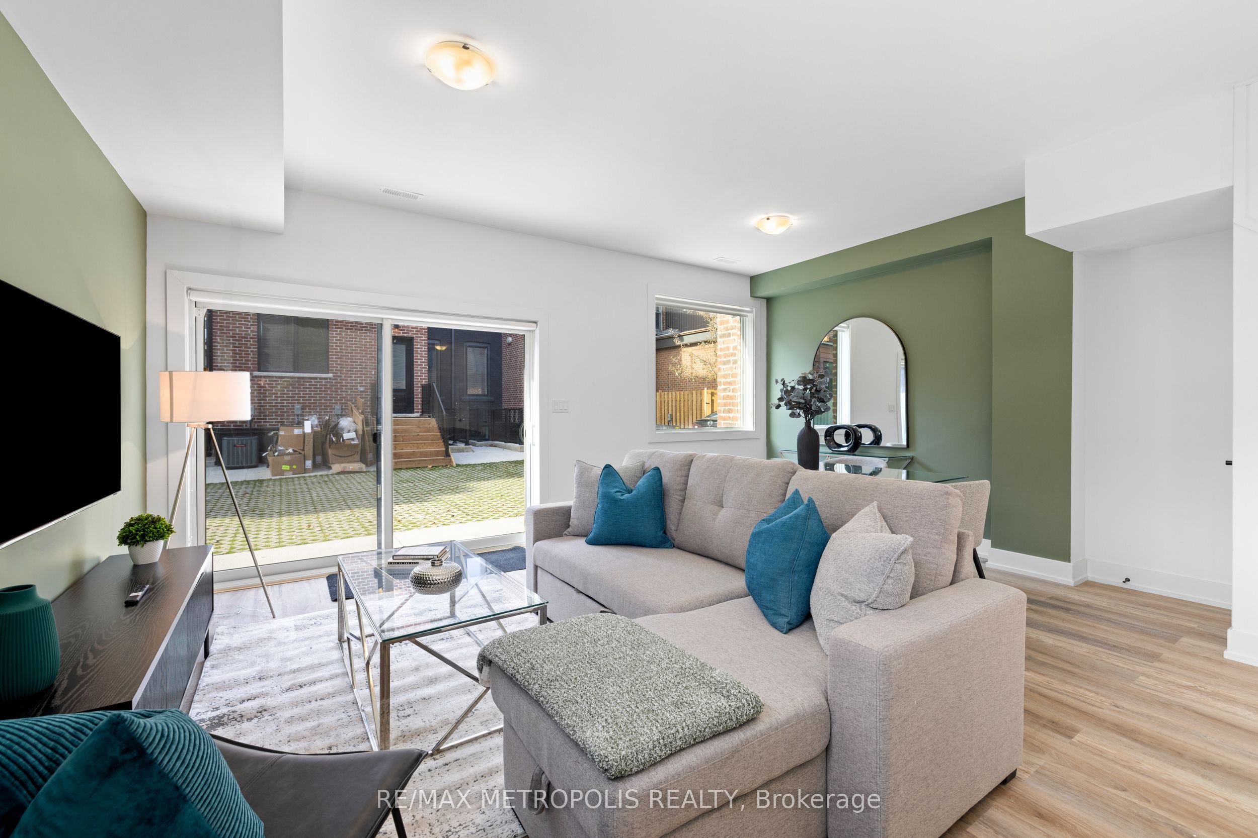 447 Lansdowne Avenue Laneway