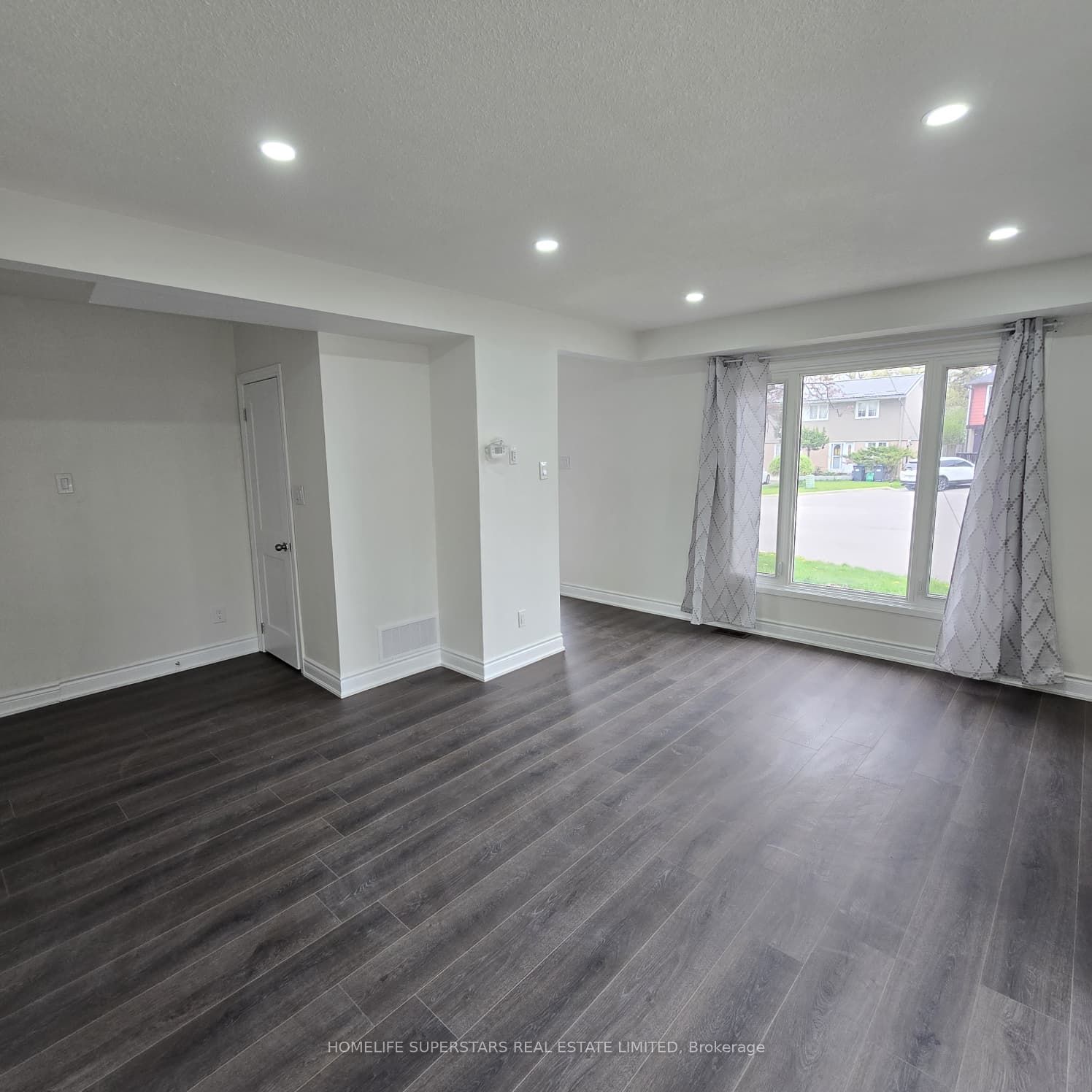 6 Grove Park Square