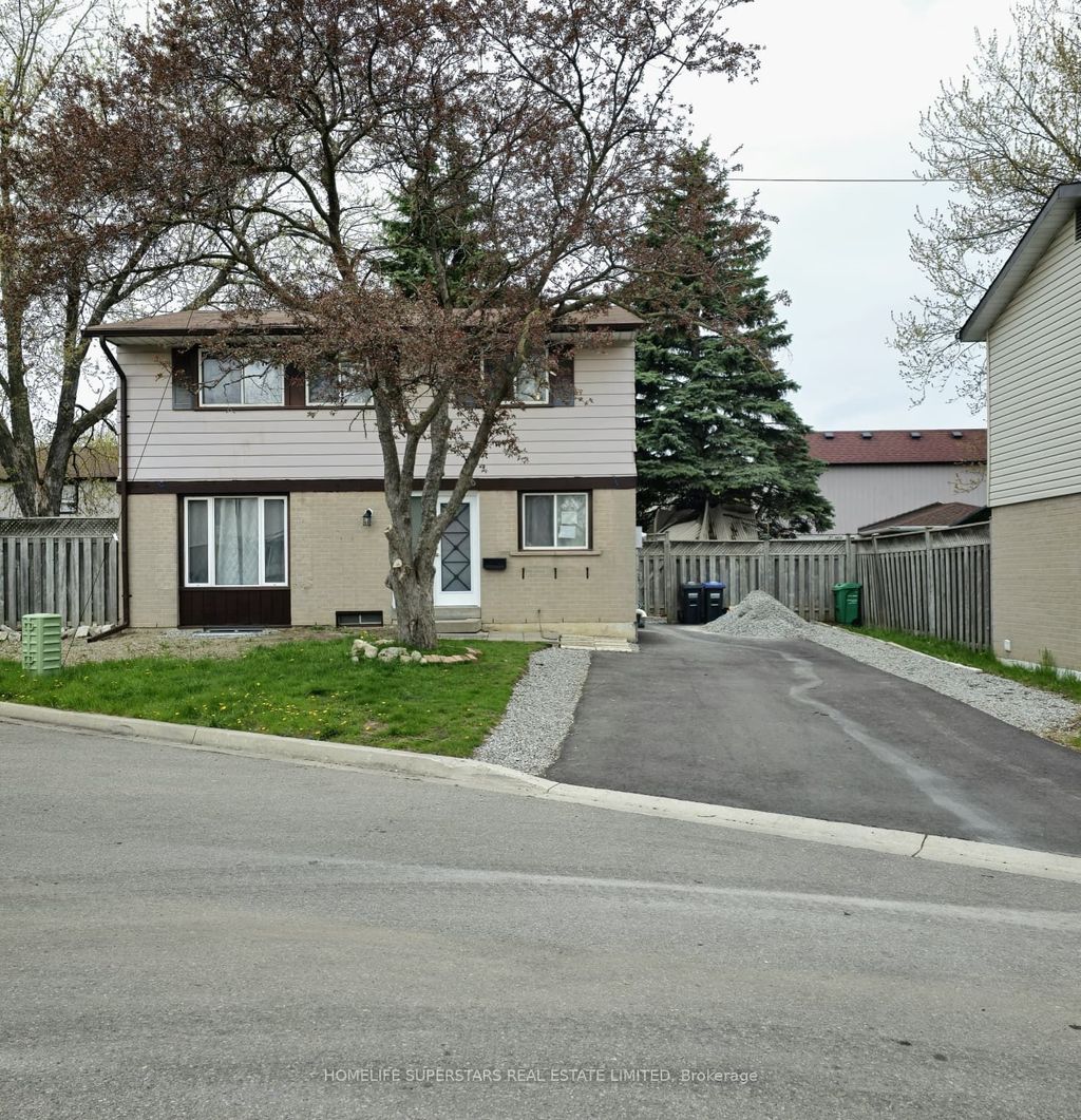 Photo of 6 Grove Park Square, Brampton, ON L6S 2K3 (MLS # W13104222)