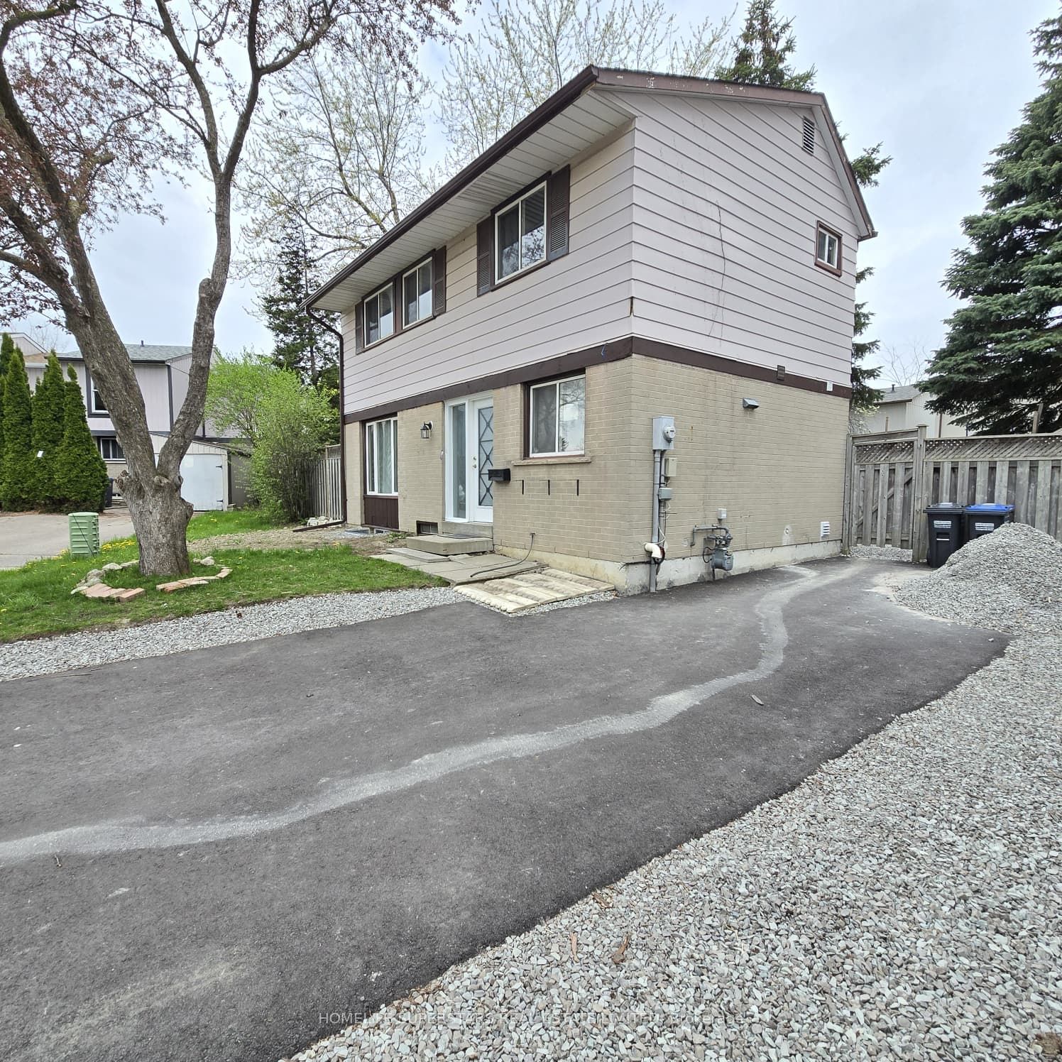 6 Grove Park Square
