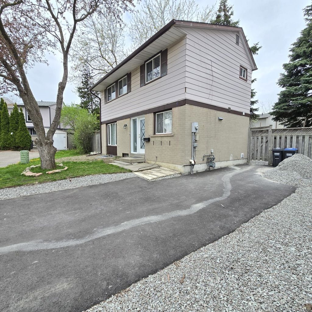 Photo of 6 Grove Park Square, Brampton, ON L6S 2K3 (MLS # W13104222)