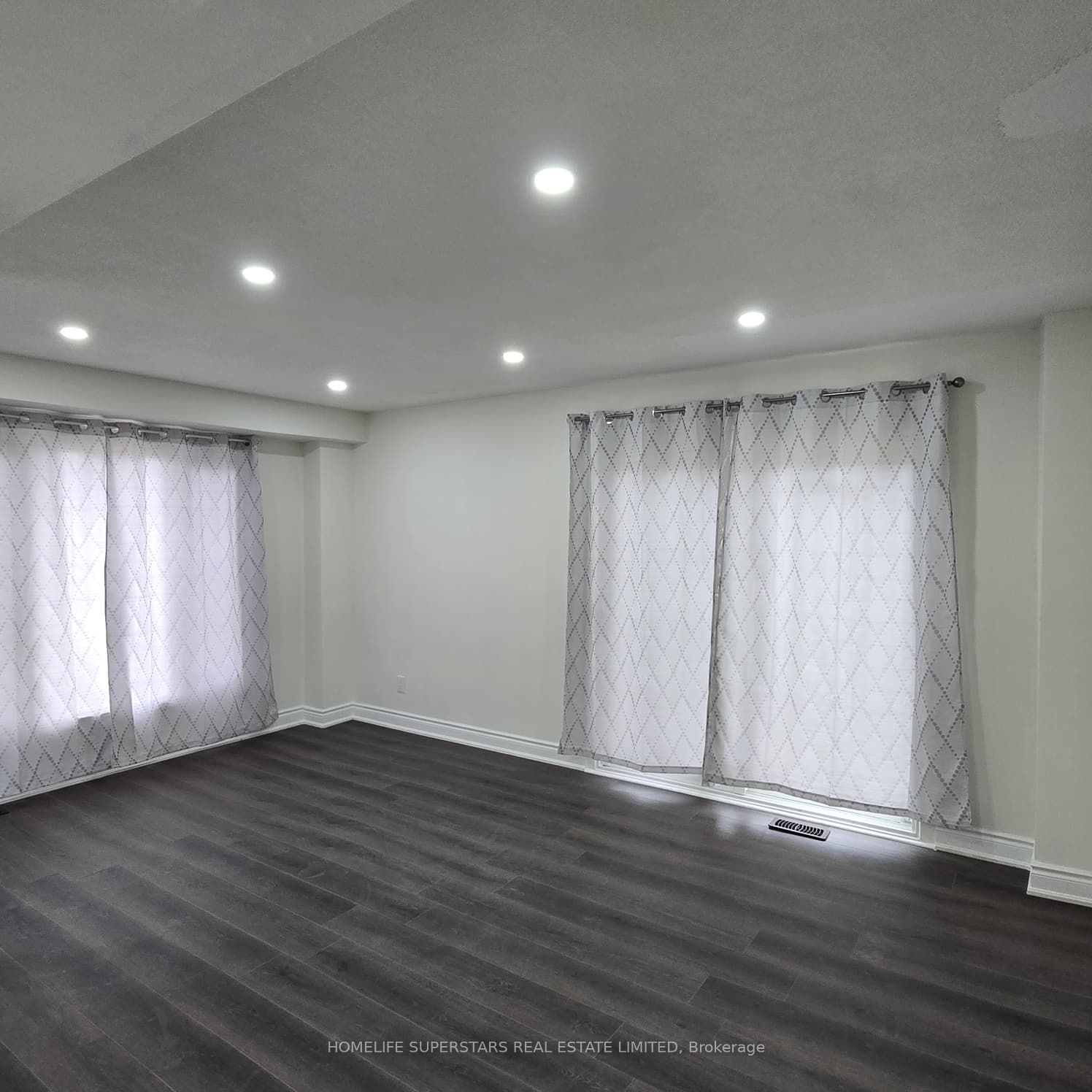 6 Grove Park Square