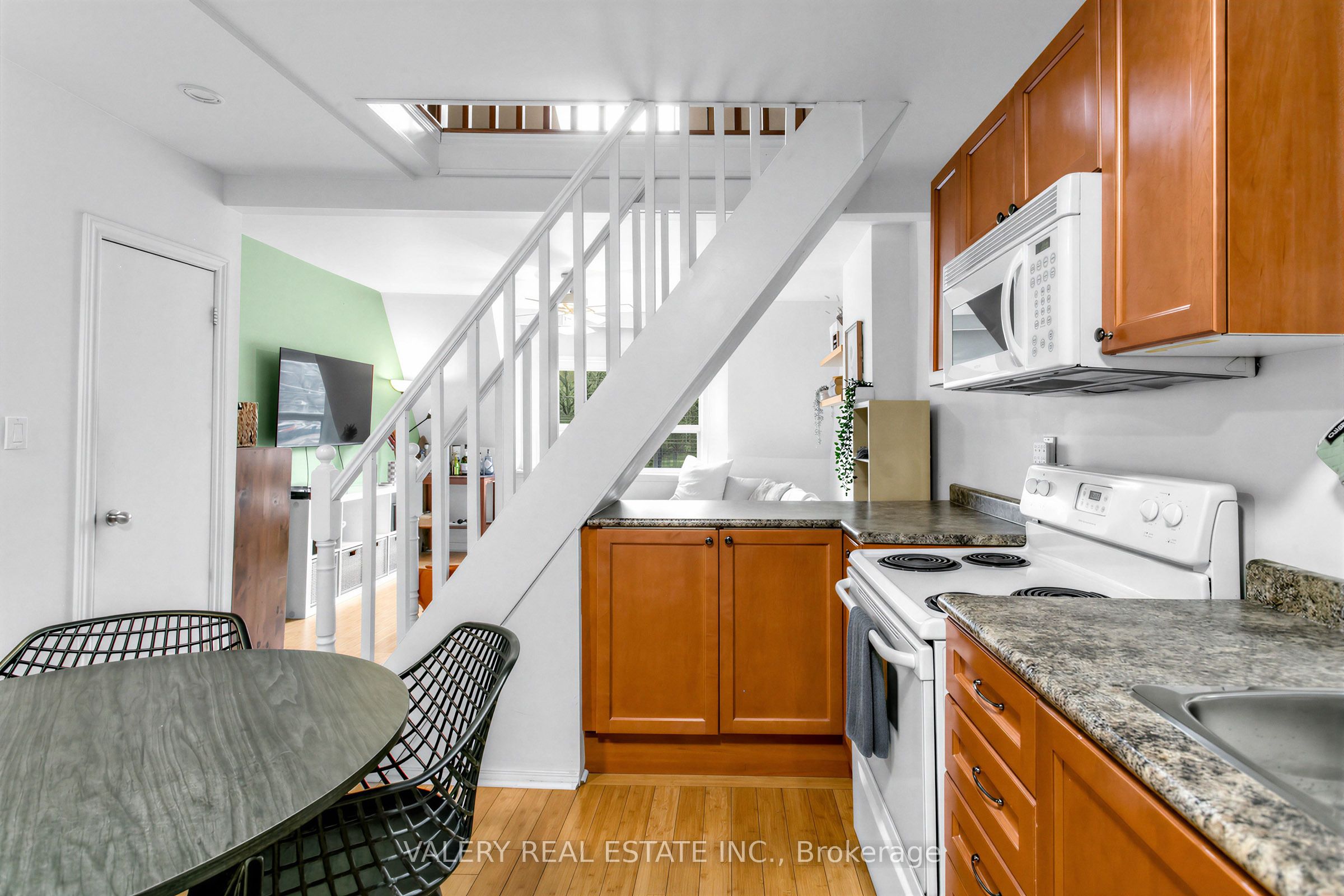 1060 Dundas Street W