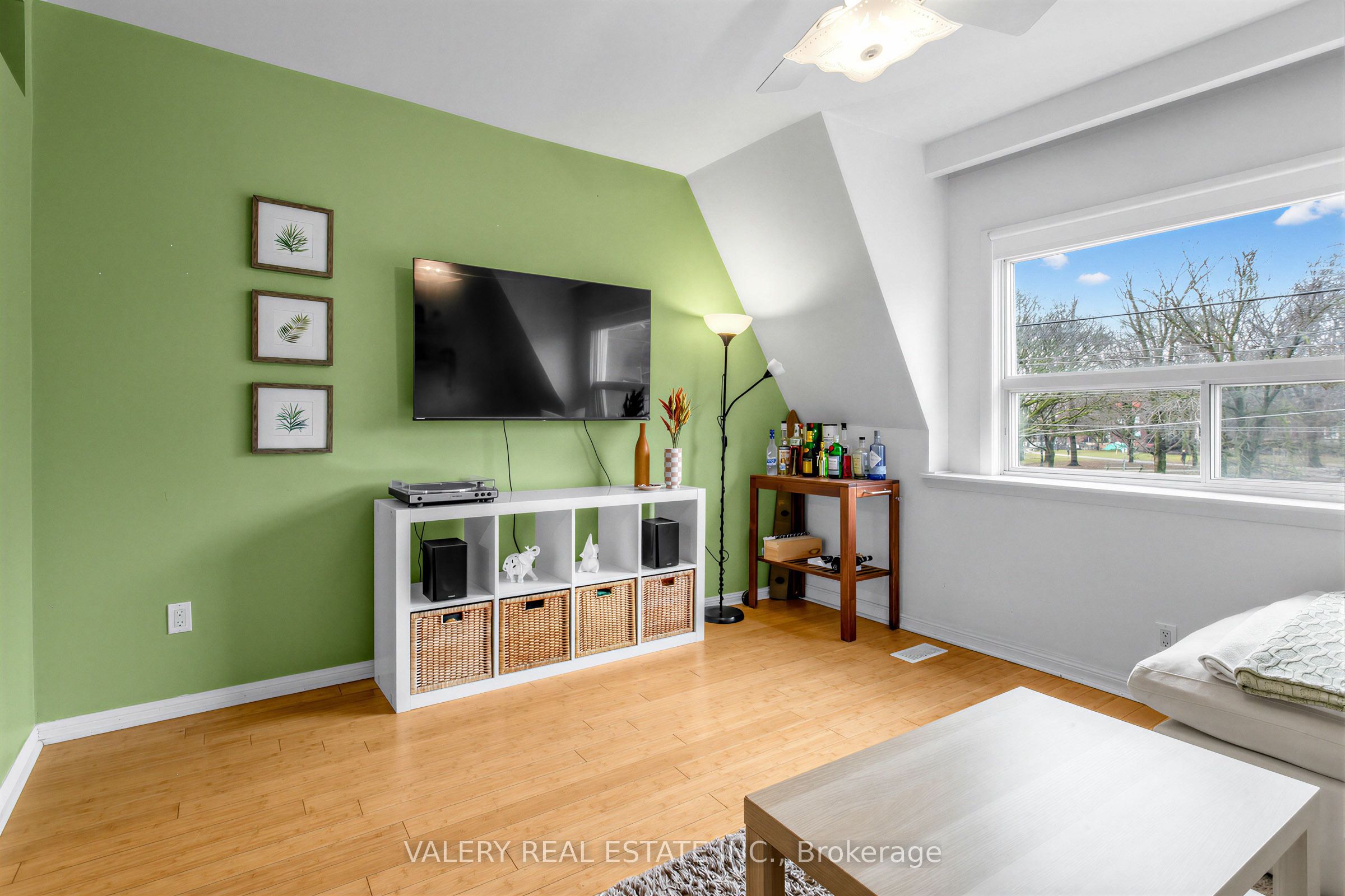 1060 Dundas Street W