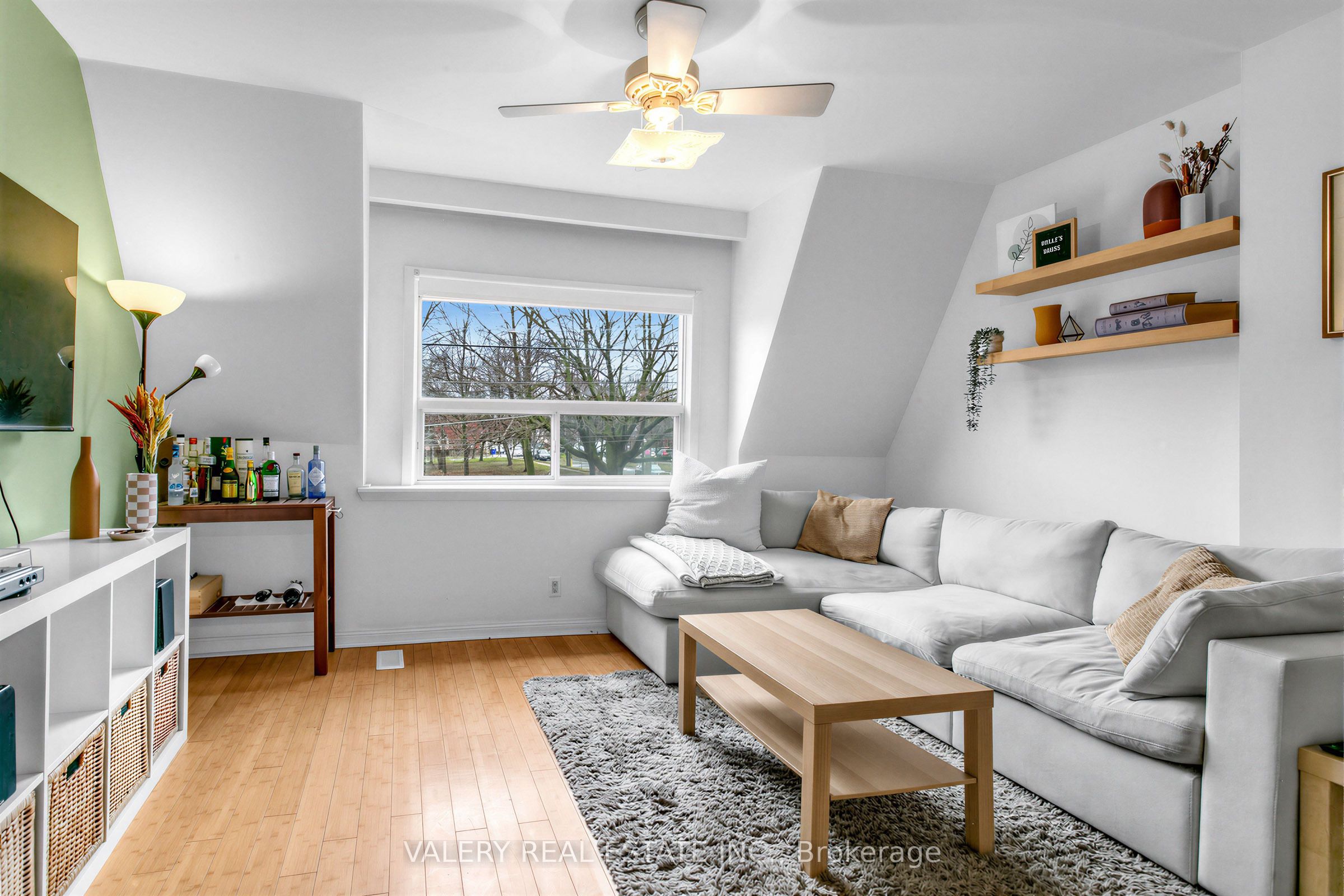 1060 Dundas Street W