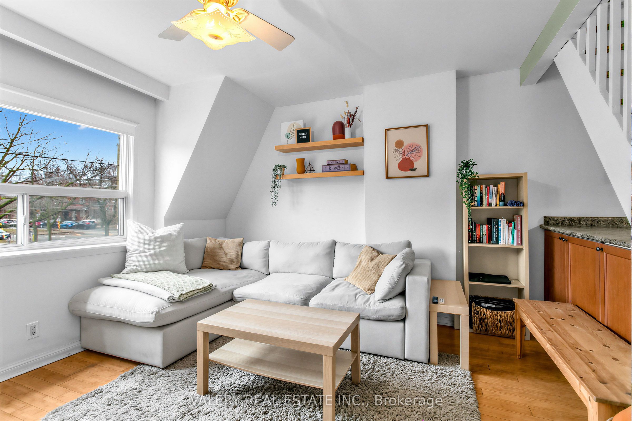 1060 Dundas Street W