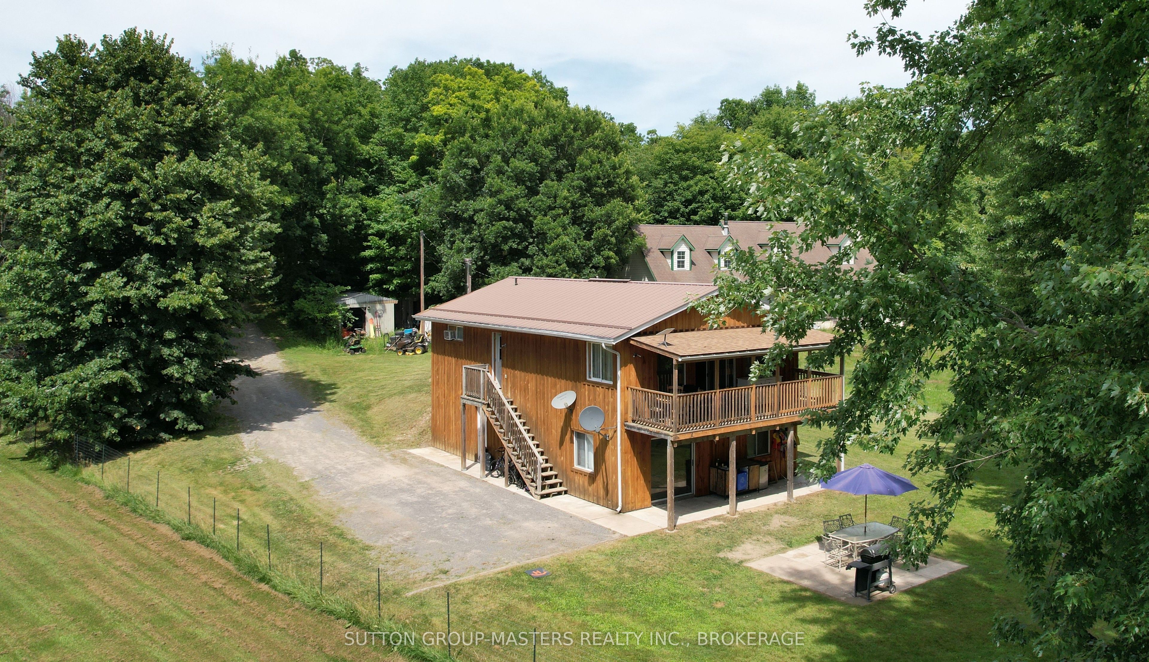 Photo 1 of 17 — 811 Pierces Lane, Leeds and the Thousand Islands, ON K0E 1N0