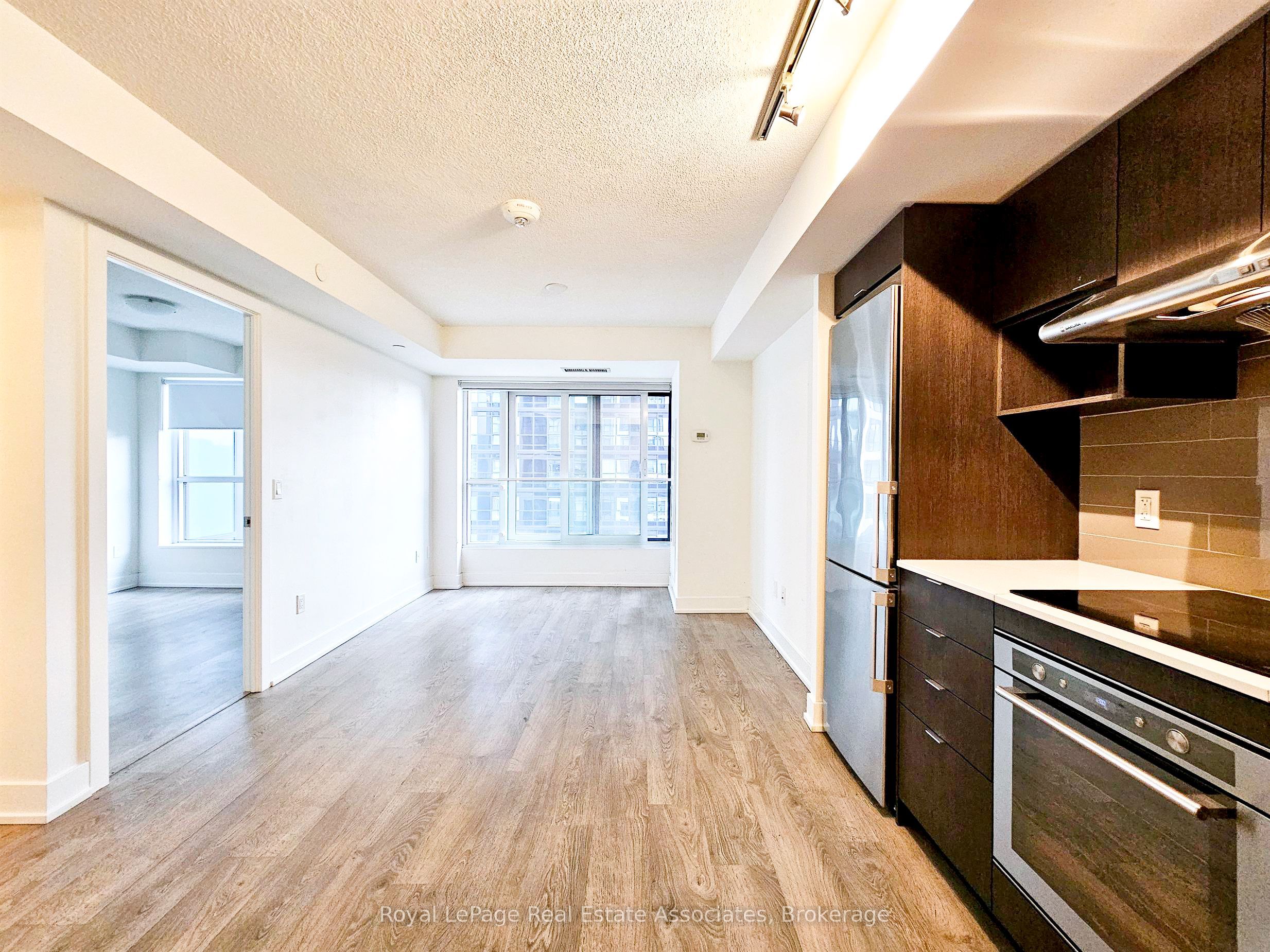 Photo 1 of 33 — 7 Mabelle Avenue 905, Toronto, ON M5T 0C9