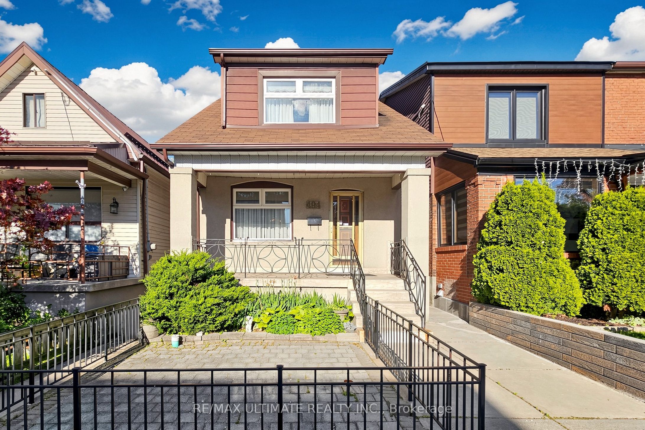 Photo 1 of 33 — 494 Oakwood Avenue W, Toronto, ON M6E 2W7