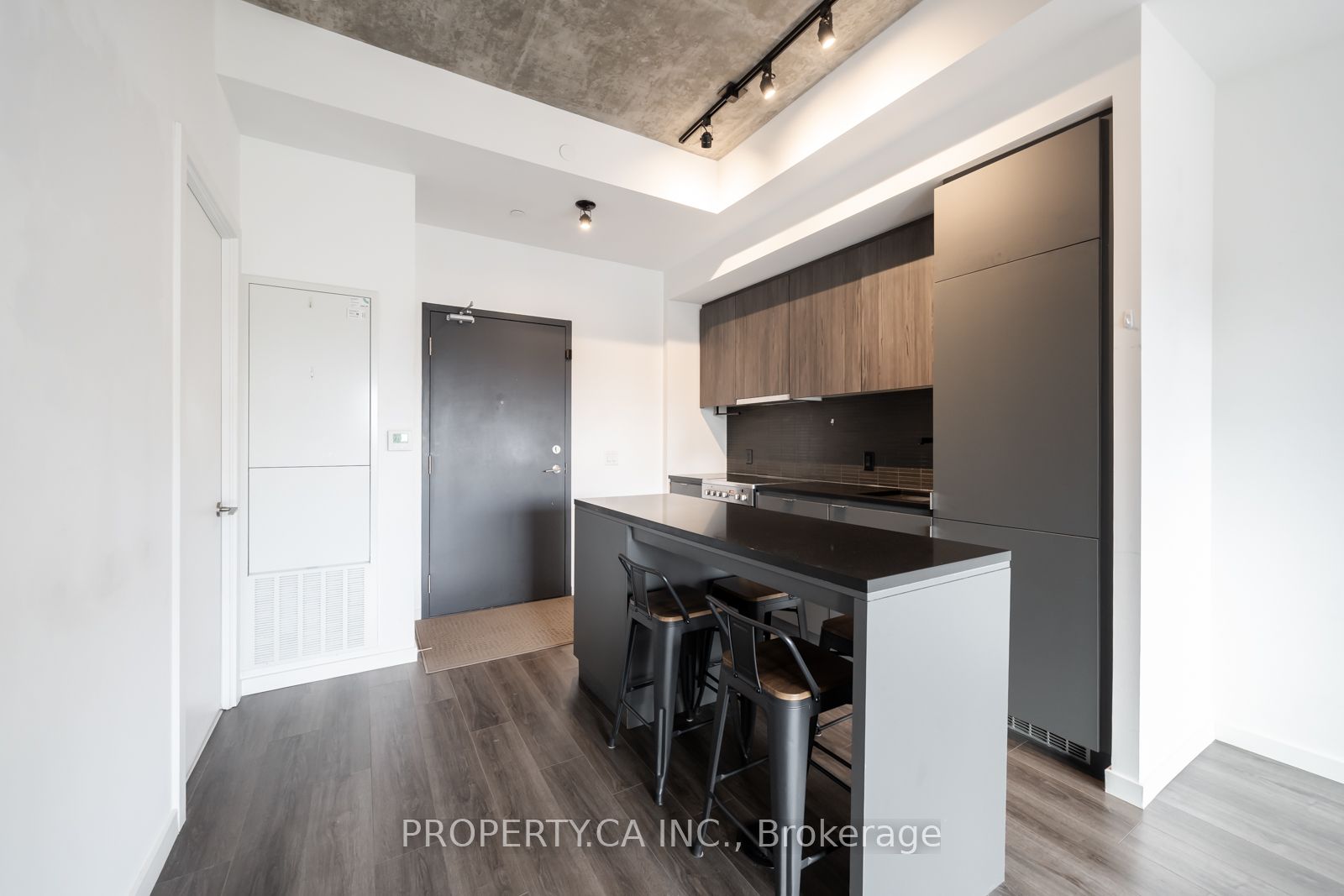 7 Smith Crescent 212