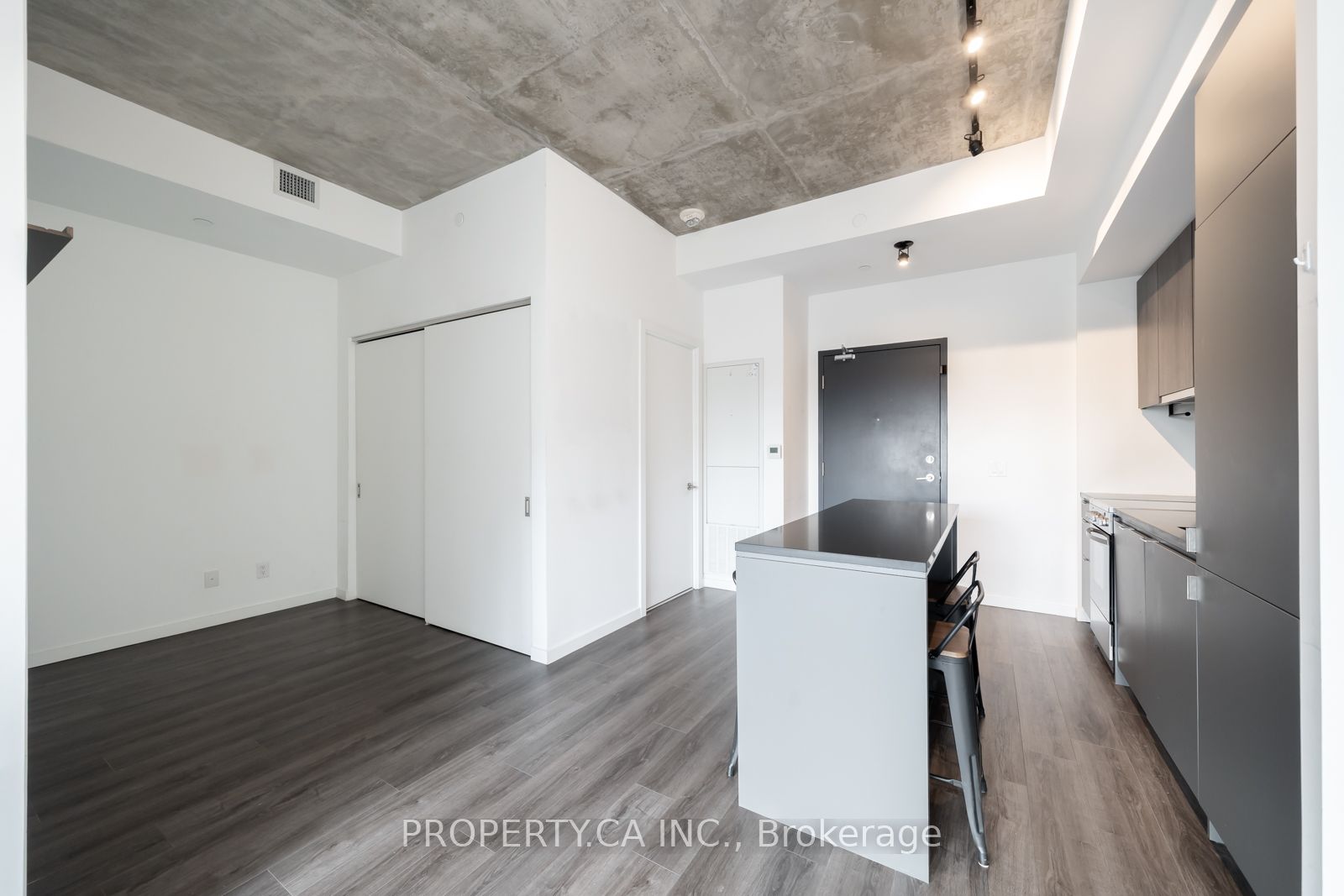 7 Smith Crescent 212