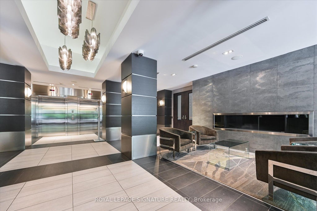 Photo of 399 Adelaide Street W #420, Toronto, ON M5V 1S4 (MLS # C13872774)