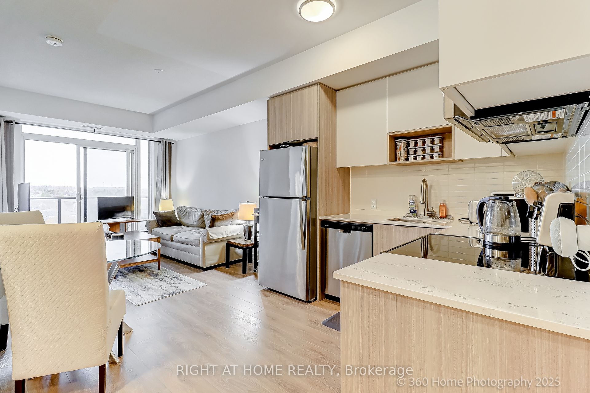 202 Burnhamthorpe Road E 605