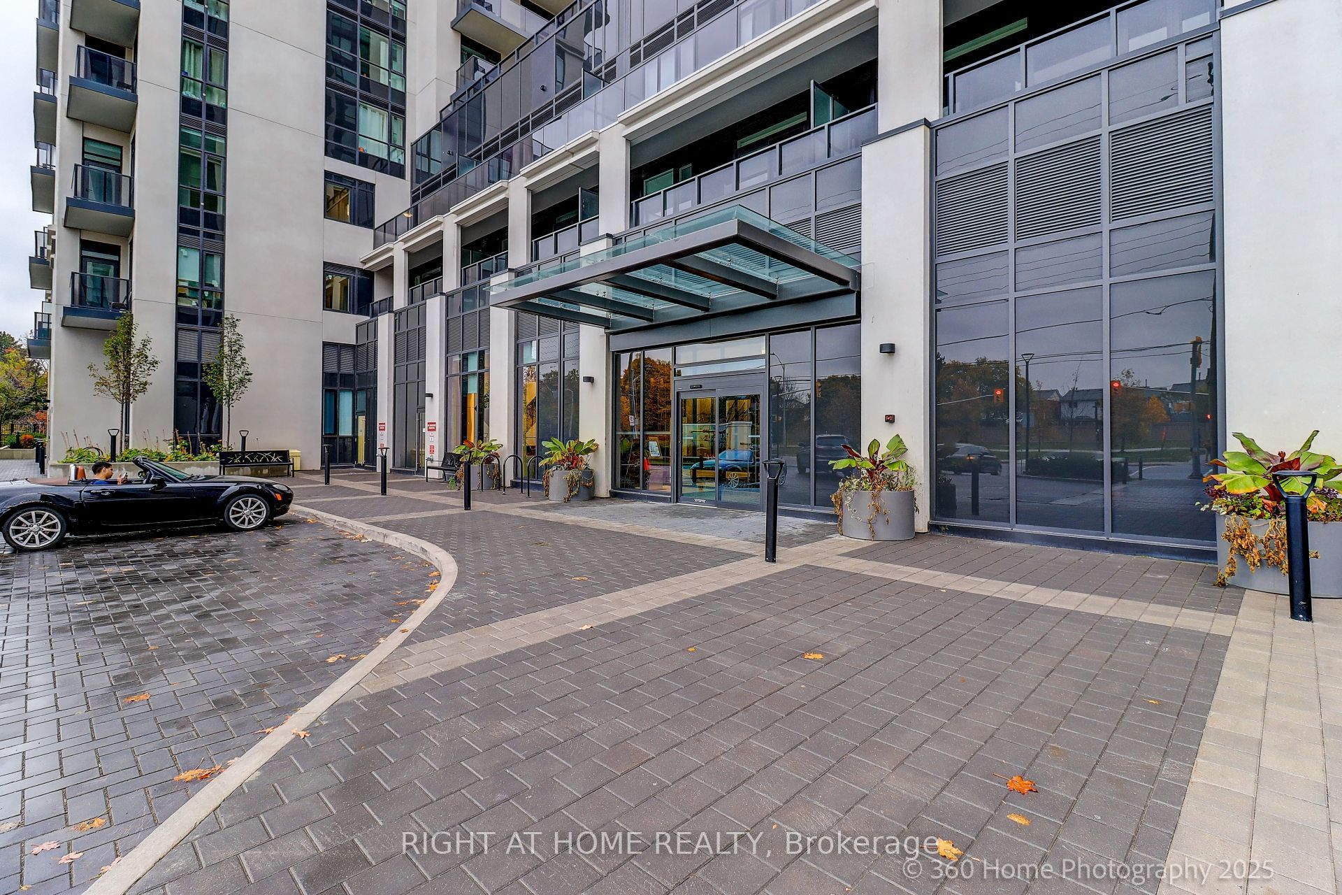 202 Burnhamthorpe Road E 605