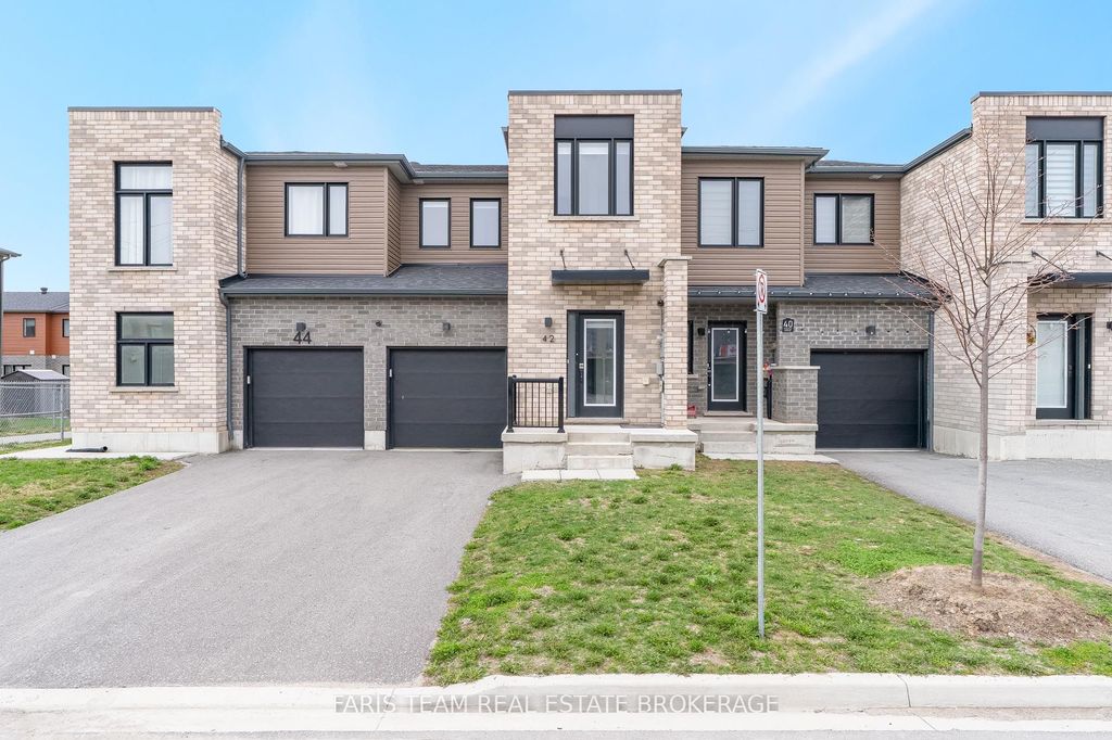 Photo of 42 Fairlane Avenue, Barrie, ON L9J 0M9 (MLS # S13079640)
