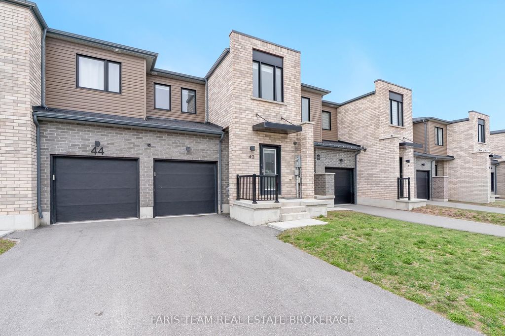 Photo of 42 Fairlane Avenue, Barrie, ON L9J 0M9 (MLS # S13079640)
