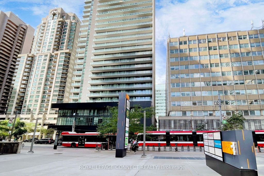 Photo of 750 Bay Street #605, Toronto, ON M5G 1N6 (MLS # C12404735)