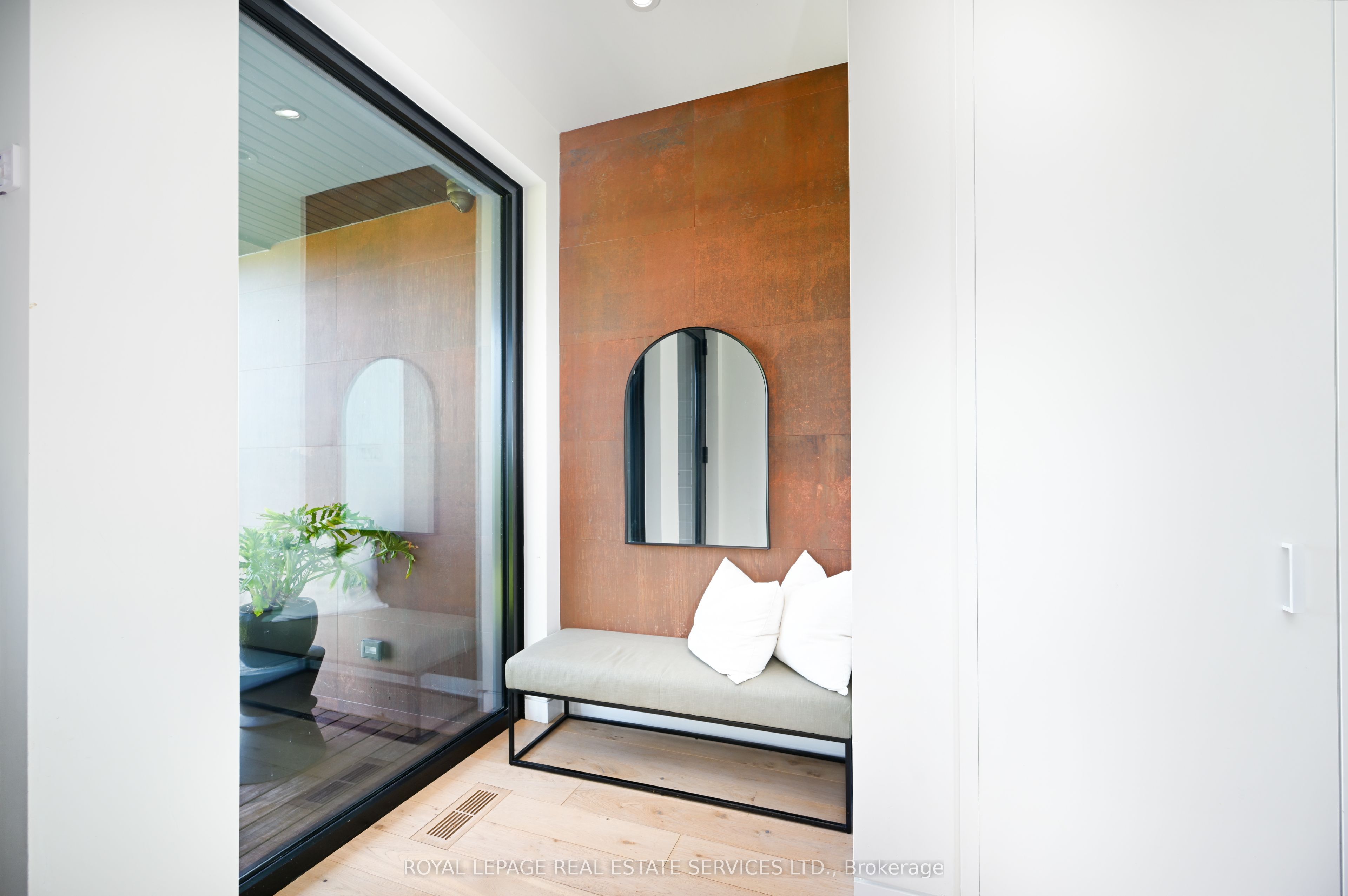 5542 Winston Churchill Boulevard